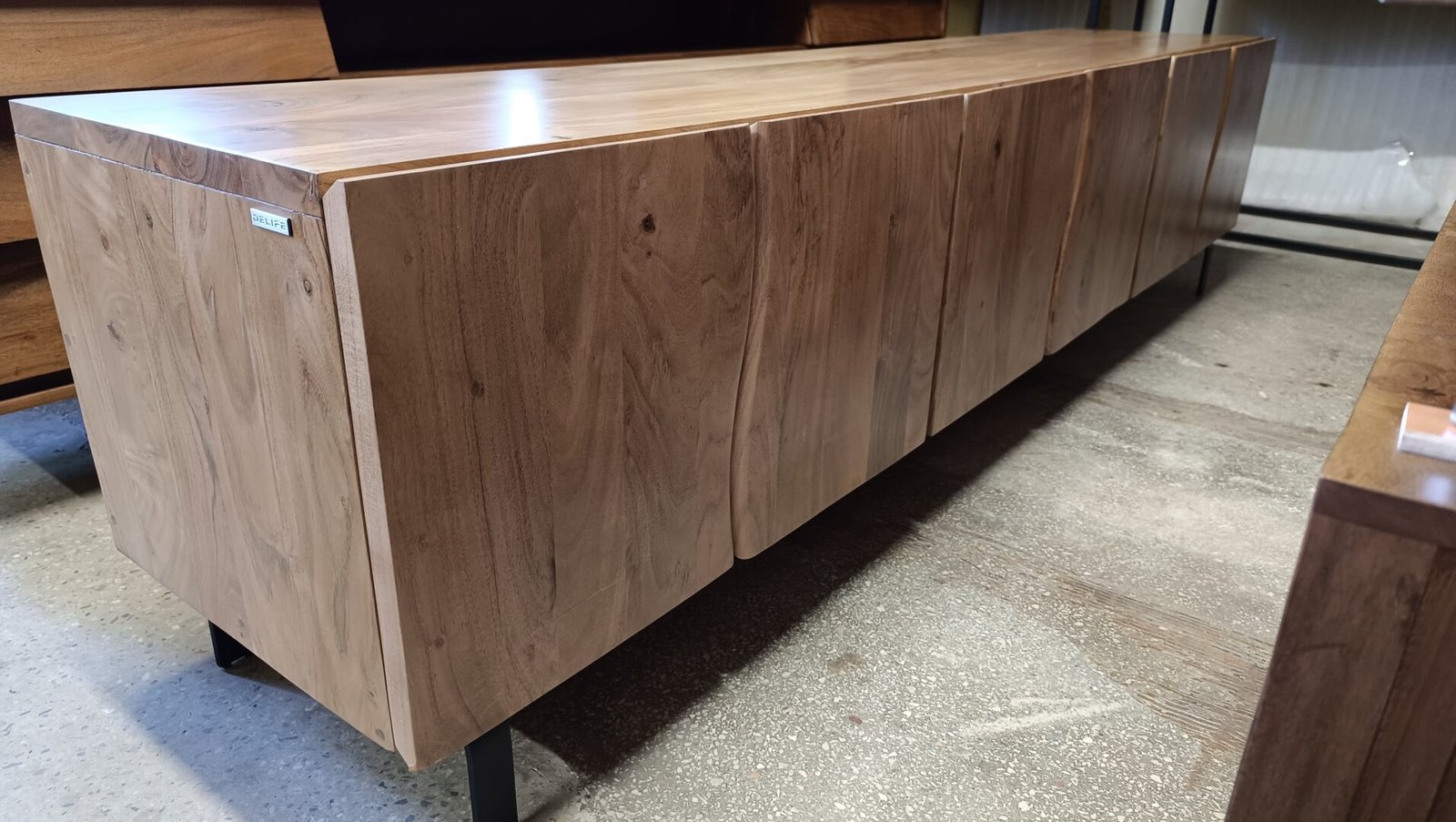 TV spintelė „Live Edge“ iš masyvios akacijos – natūralus akcentas moderniam interjerui - Image 6