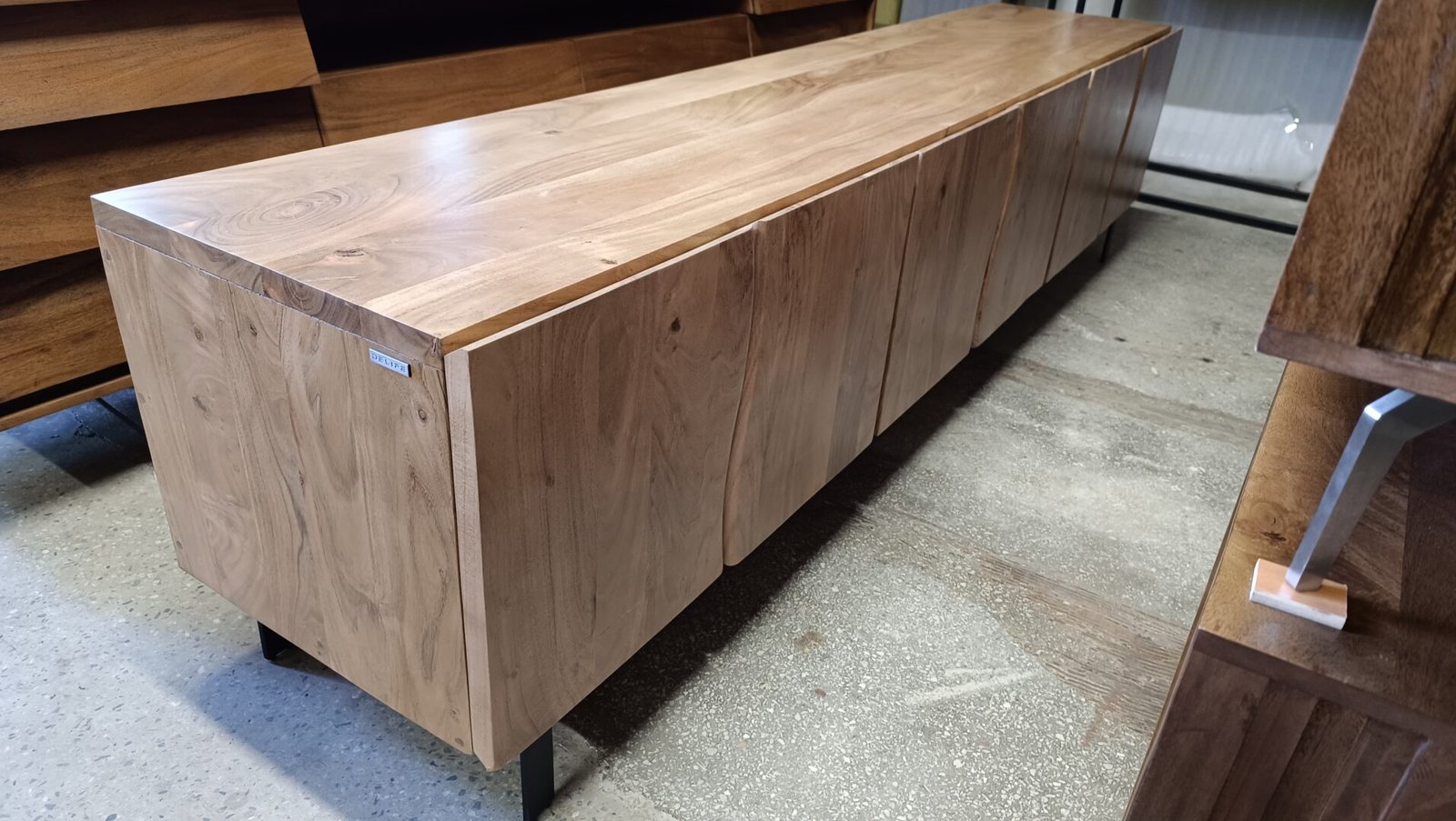 TV spintelė „Live Edge“ iš masyvios akacijos – natūralus akcentas moderniam interjerui - Image 7